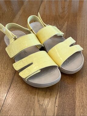 Woman’s Vionic yellow croc embossed Roma platform sandal. Size 8. Barely worn!